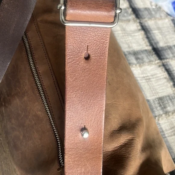 MO851 Leather Messenger Bag-Unisex - Picture 7 of 17